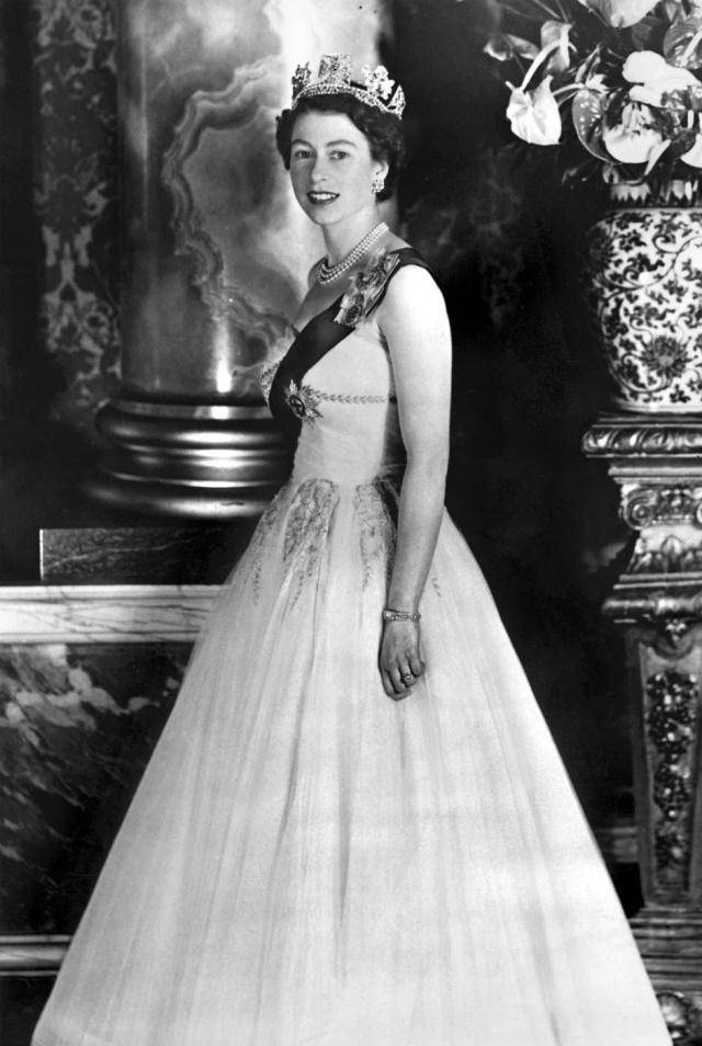 二,1952年年轻的英女王伊丽莎白二世登基照.