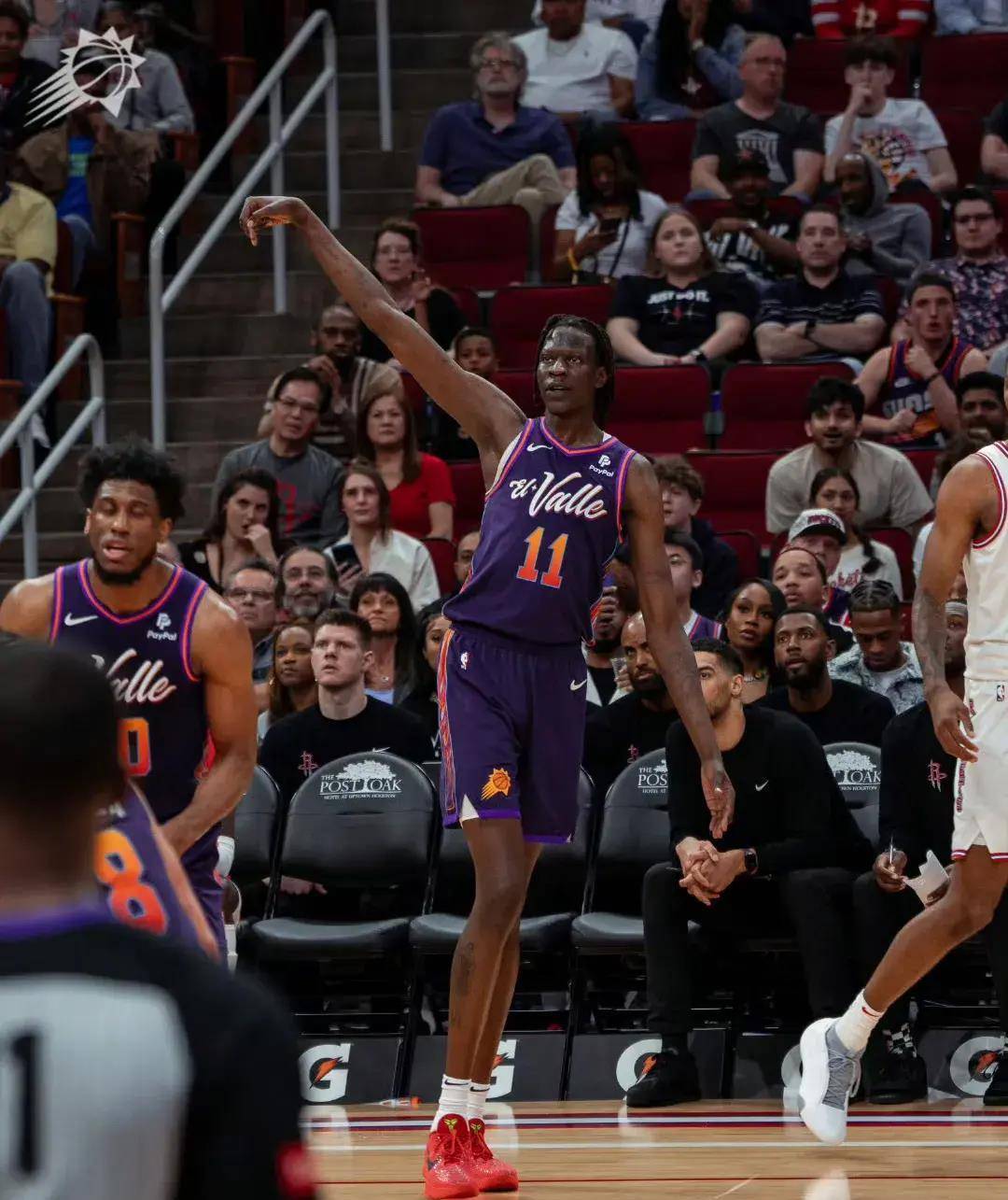 进入下半场太阳迟迟无法找回手感,内线又被对手冲得