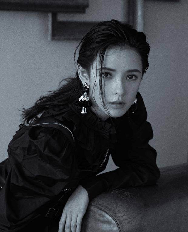 张予曦微博"营业照"真美,五官精致立体,坐下凹造型秀美腿_服装_气质