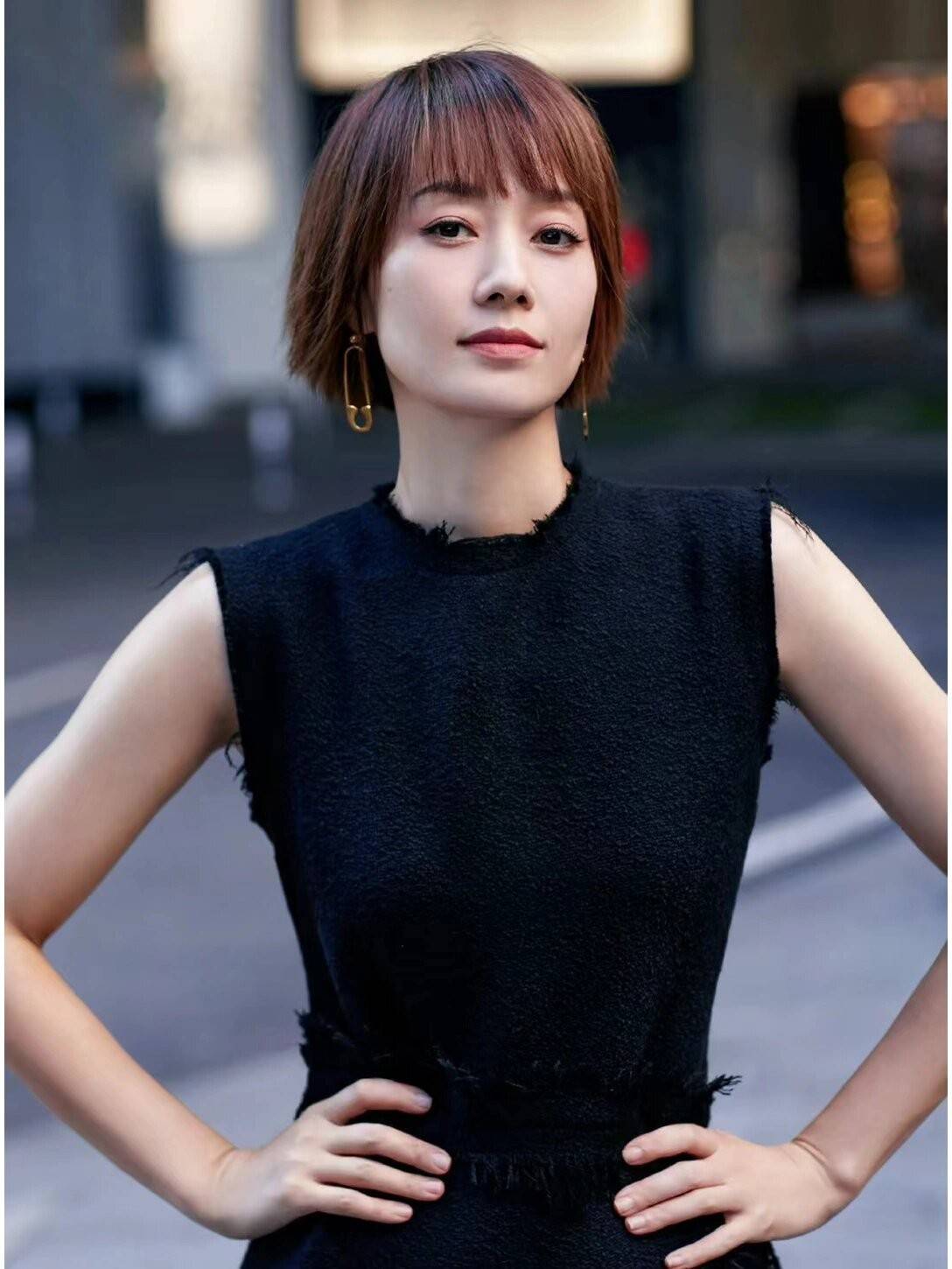 47岁马伊琍又带火了一种新穿法:衬衫 半身裙,一身高级灰真洋气_马伊俐