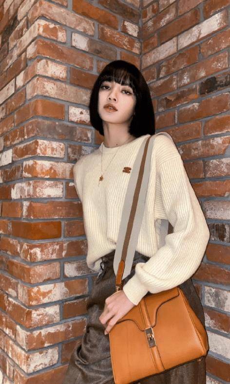 魅力女孩lisa,舞台着装大胆又性感,不愧是"真人芭比"本比_黑色_身材