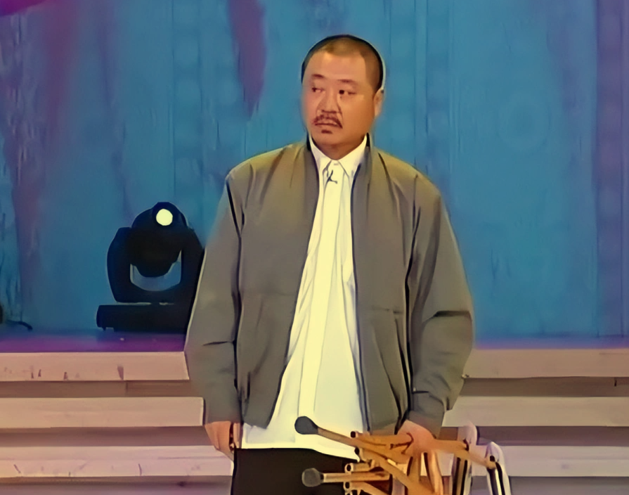范伟的性格特点以及穿衣打扮风格,就像当年他在《红高粱模特队》中