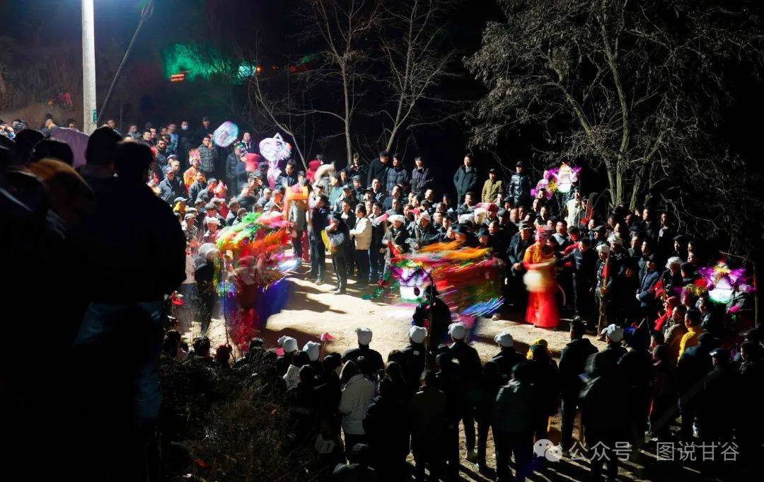 甘肃摄影师杨茂盛作品《年味》: 书韵传真情 秀女献祥瑞_甘谷_节日