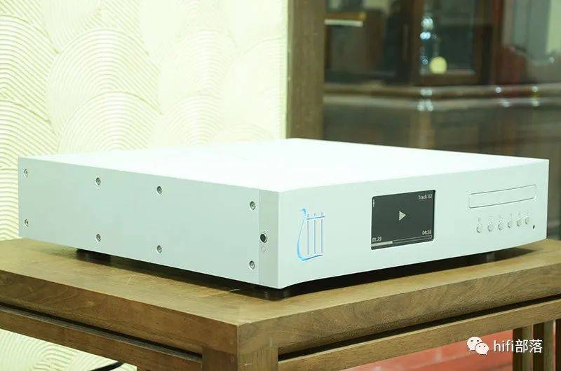 6kg● 尺寸: 440 x 420 x 100 mm● 消耗功率: 15w(使用时),  0.