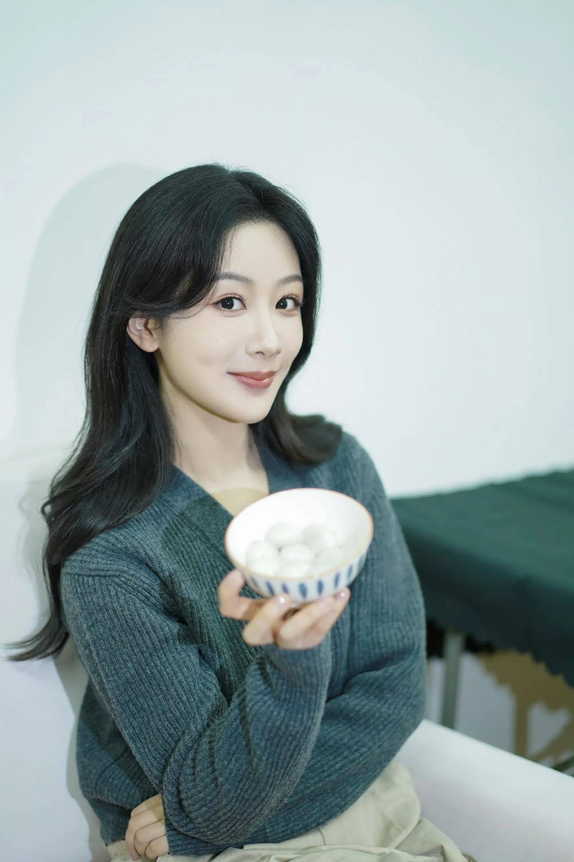 陈乔恩脸肿不对称,杨紫显老,钟楚曦春光满面_状态_旅游_网友