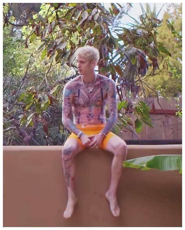 machine gun kelly疯狂纹黑身,风格突变!别再错过!_音乐_勇气_个人