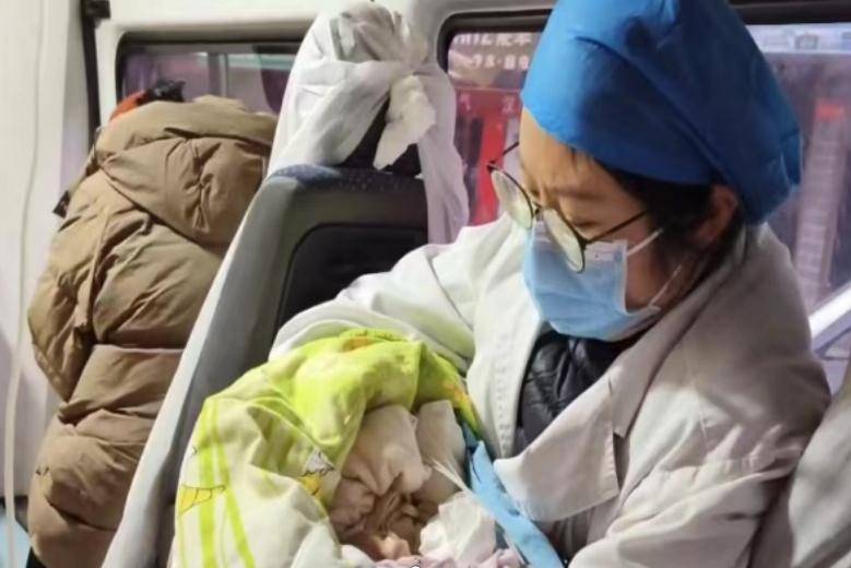 医护人员合力抢救跑赢"死神"_孩子_接种_重症