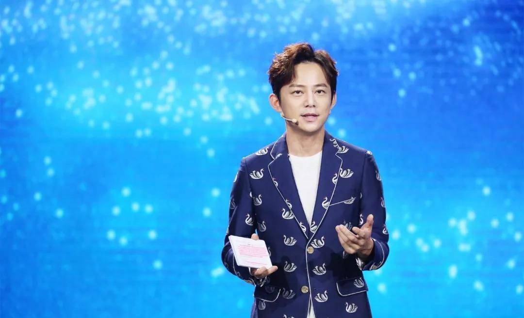 何炅菜市场买菜被拍,与电视上颜值差距太大,简直要认不出了_明星_时候