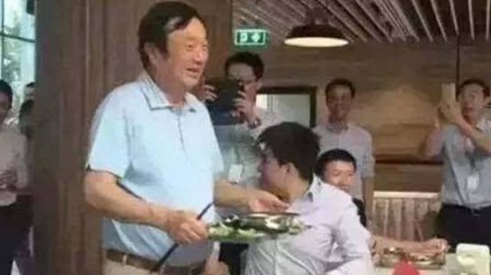 看王健林和马云如何喝酒,再看任正非,网友:酒品见人品!