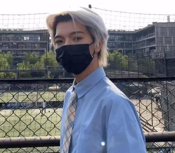 七鹤大人自曝摘掉口罩是校草,当他露出侧脸时,女粉:被撩到了_照片