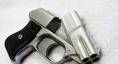 cop357德林杰手枪采用双动式操作,由于宽度是其他同类枪型的两倍左右