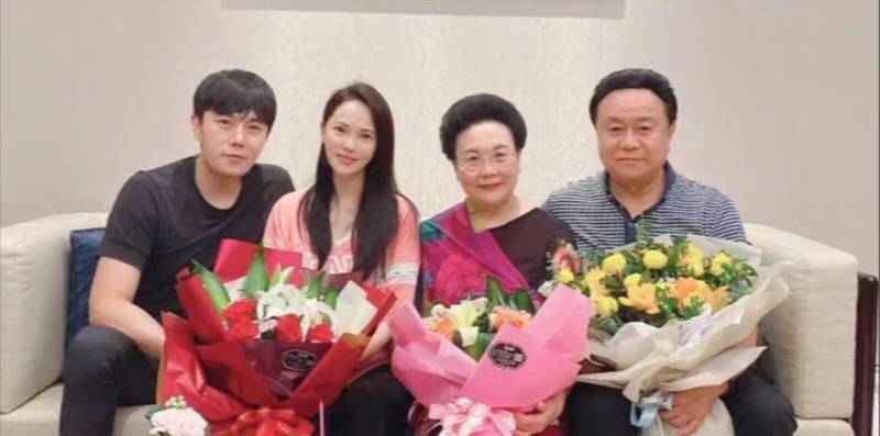 二婚嫁"小丈夫"的6位知名女星,个个红光满面,恋爱这么香?