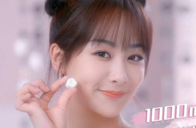 杨紫拍广告"蜜桃肌"亮眼,粉裙 双丸子头,28岁打扮这么嫩?