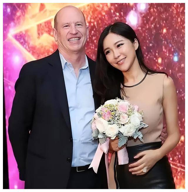 36岁美女记者周玲安晒傲人身材照,采访王鹤棣,前夫回忆如此.