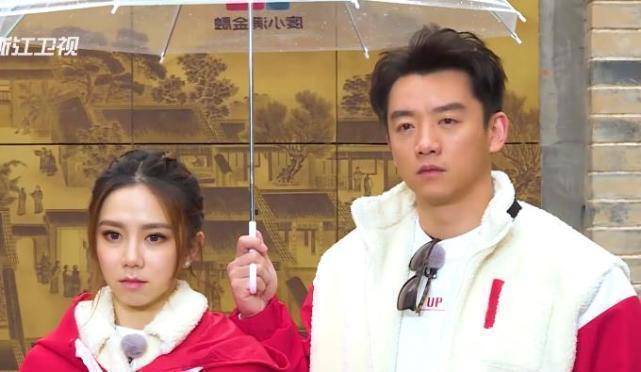 郑恺结束"陪产假"回跑男,帮女嘉宾打伞很暖心,杨颖全程在边上_时候