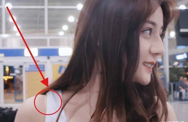 迪丽热巴国外穿小背心,"胳肢窝"露出的细节,引得老外驻足观看_时候_穿