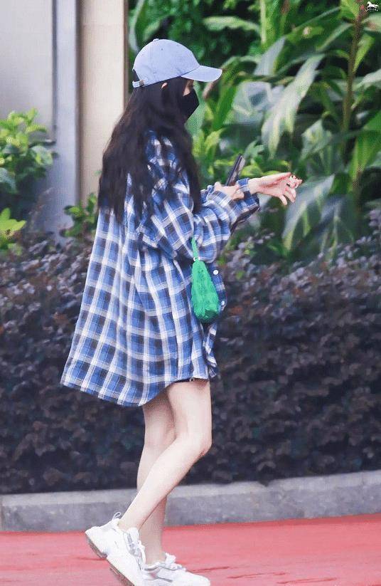 近日杨幂的工作行程排的相当忙碌,在录制《密室大逃脱》的她经常亮相