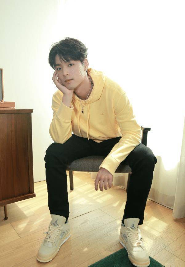 董又霖拍摄时尚大片,穿黑西服套装简洁利落,这身材比例太绝了_黑色