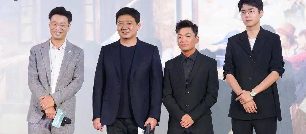 挺直腰背怀抱王宝强像搂小孩,两人头围差好明显_造型_西装_镜头