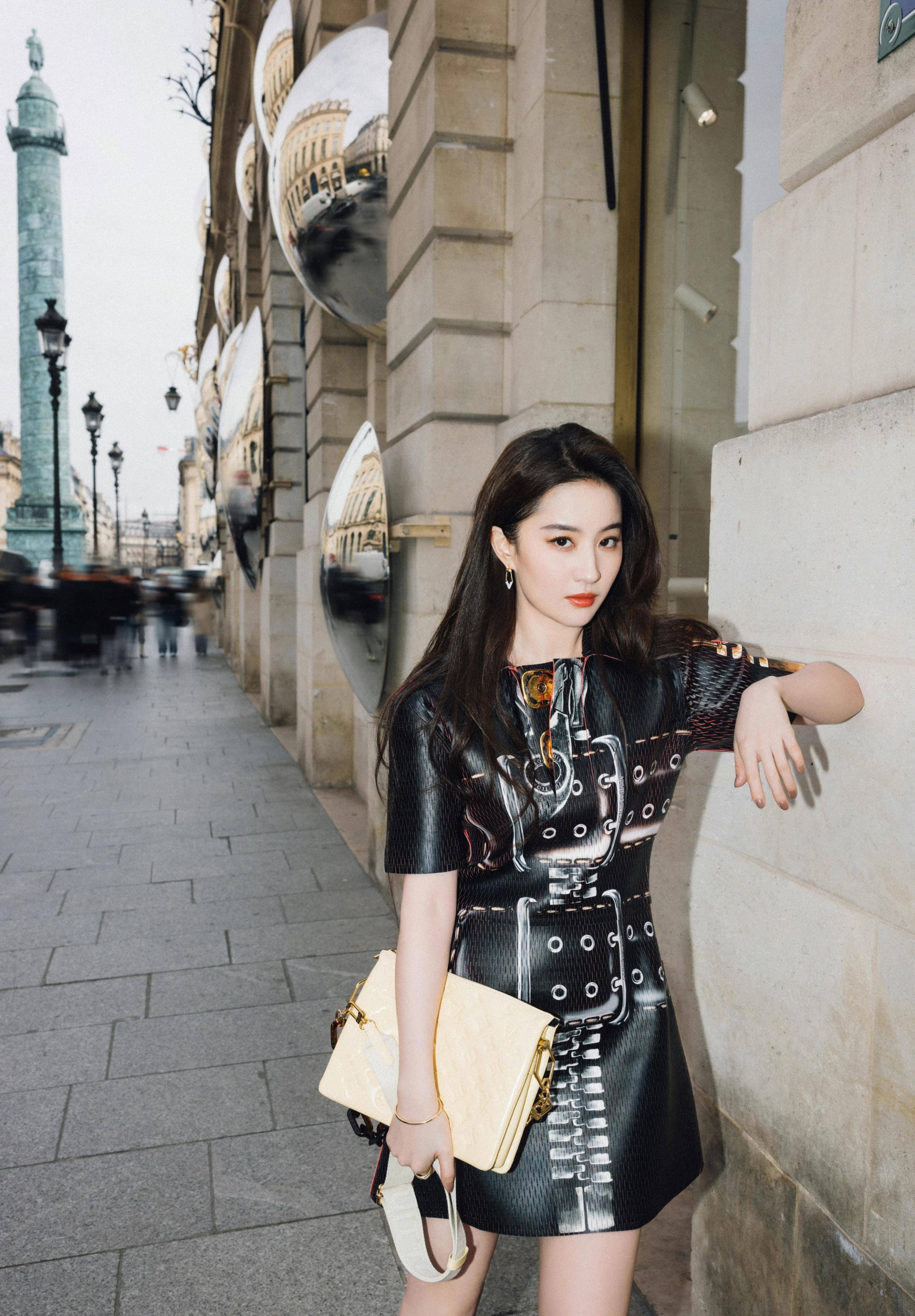 海外行程好多啊,姐姐玩得开心哦","很难不怀疑自己活在一部以刘亦菲为