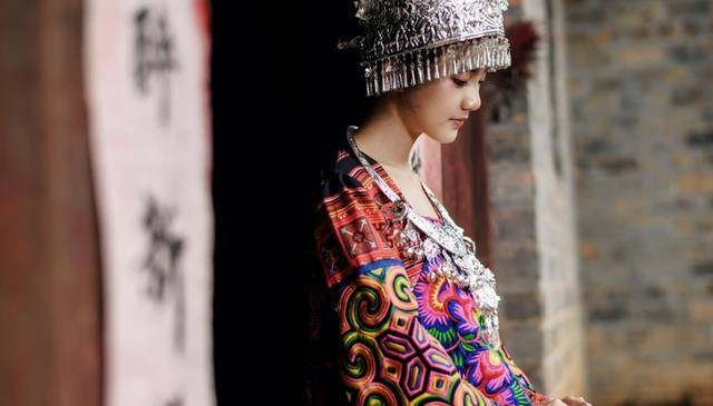 乾隆年间,湘西女子帮未来的公公解蛊毒,婚后被丈夫含