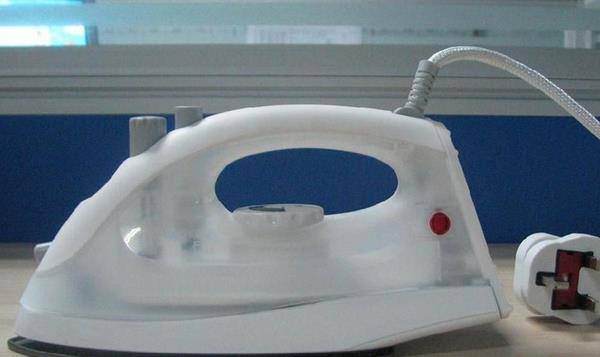 1953年,喷雾蒸汽式电熨斗