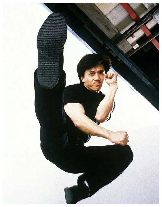 成龙走楼梯,引发莫名感慨,让人眼前一亮._电影_动作_观众