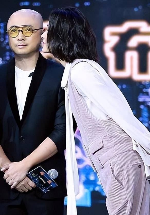 在当红时刻下嫁徐峥,婚后19年丈夫绯闻不断,陶虹图什么呢?