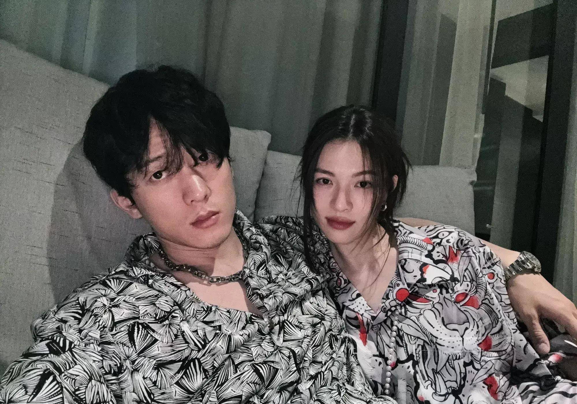 28,钟楚曦和侯雯元同时在个人社交账号上,晒了两人的同框亲密合照