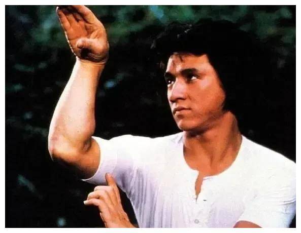 成龙走楼梯引起感慨,原因何在?寓意深远俘获众心._成长_电影_岁月