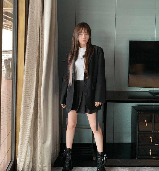 李小璐久违现身机场,穿网红套装配"韩式眼妆",不怕带歪甜馨?_感觉_身