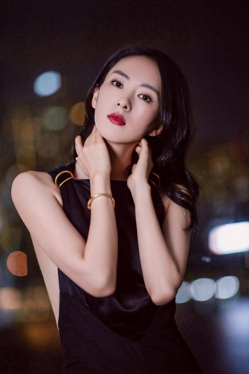 童瑶嫁给富商后烫了羊毛卷,穿白衬衫 黑短裤,38岁