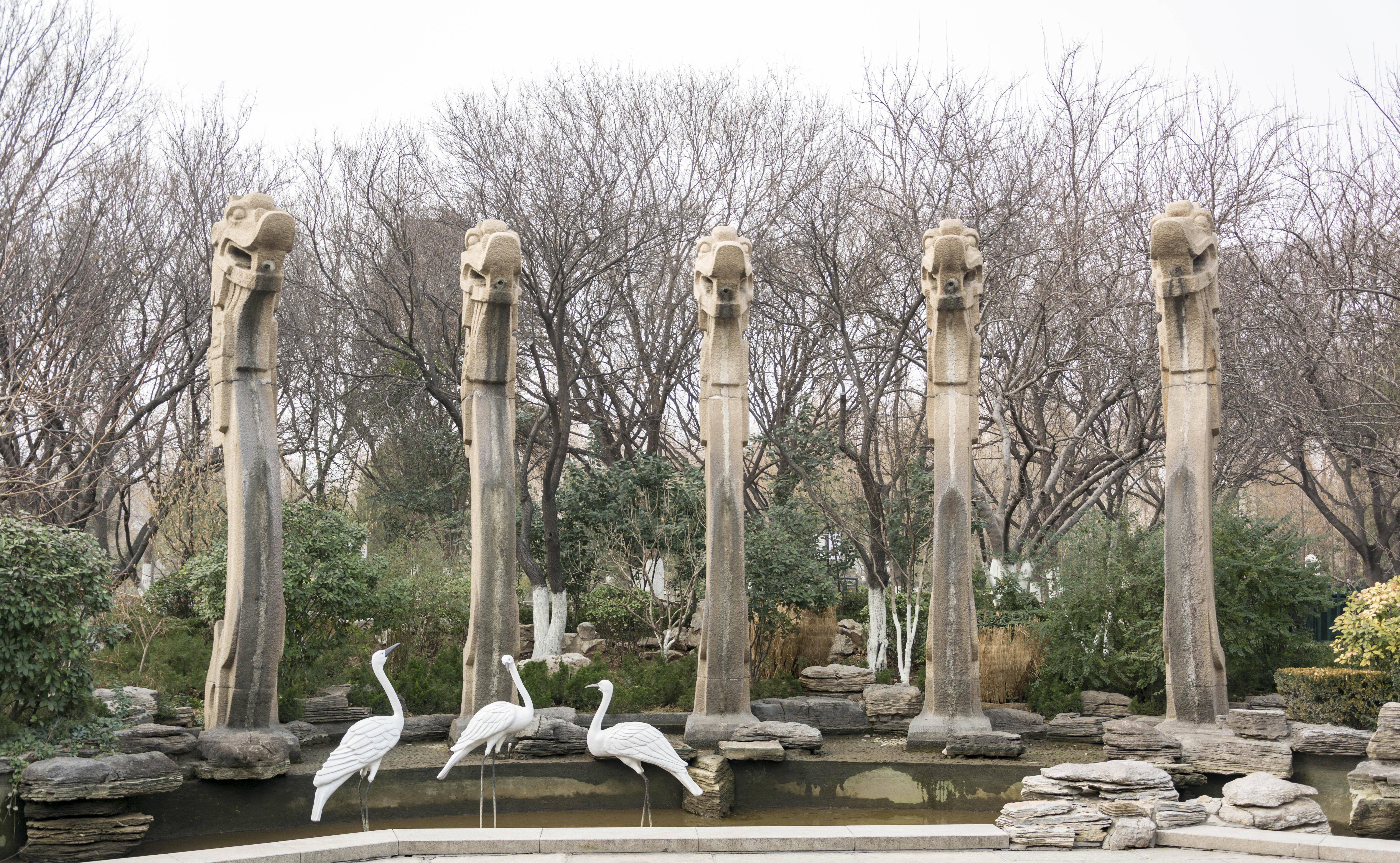 而且,五龙潭里面有几座巨大的古建筑可以进去观赏,精美的雕刻艺术也不