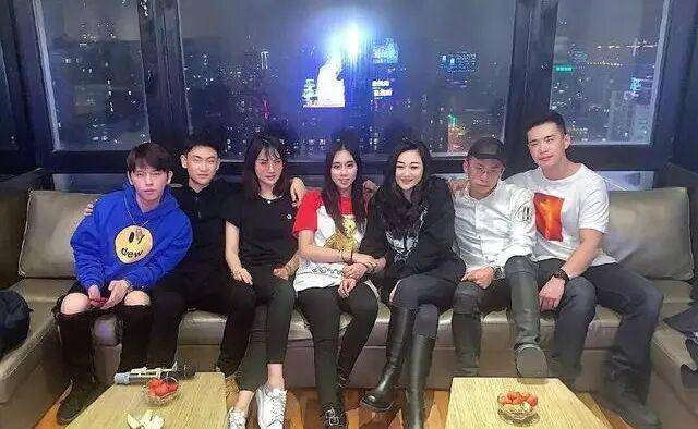 赌王小女儿和姚安娜不在c位,陈凯歌儿子也得靠边站_袁九儿_裙子_红色