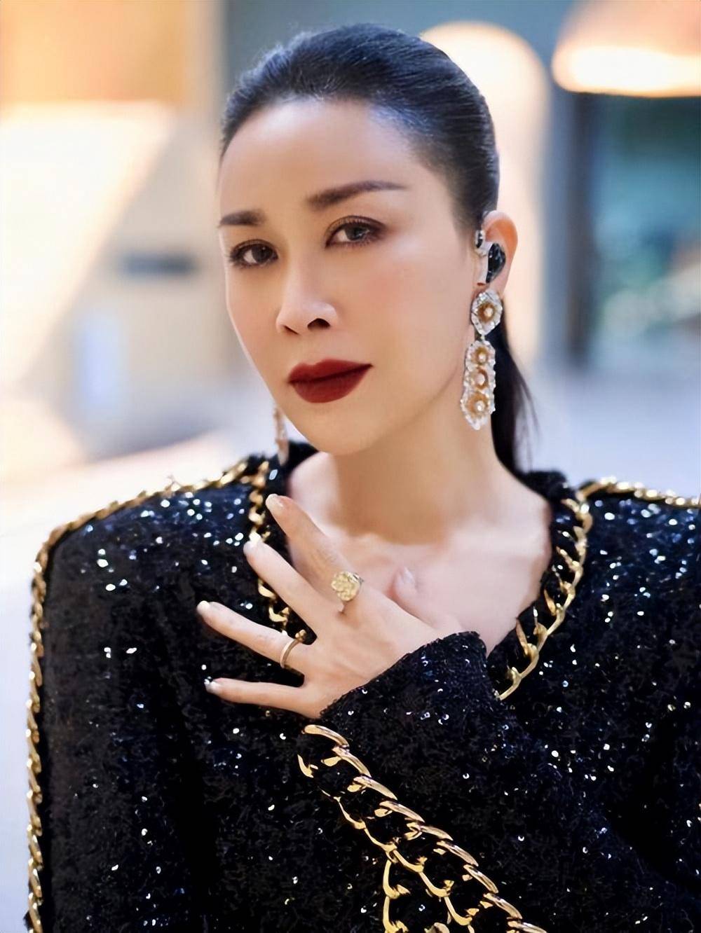 公认黑粉最多的6位明星,人设崩塌德不配位,个个都是自作自受_那英