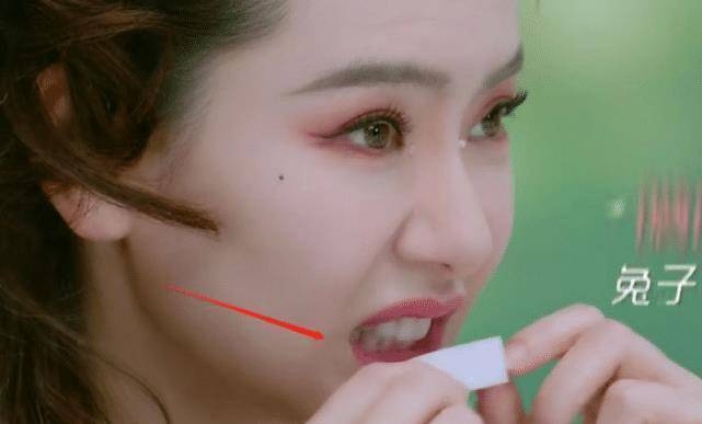 戚薇用"橡皮擦"对牙齿进行美白,看到最后的效果,这也太明显了_女明星