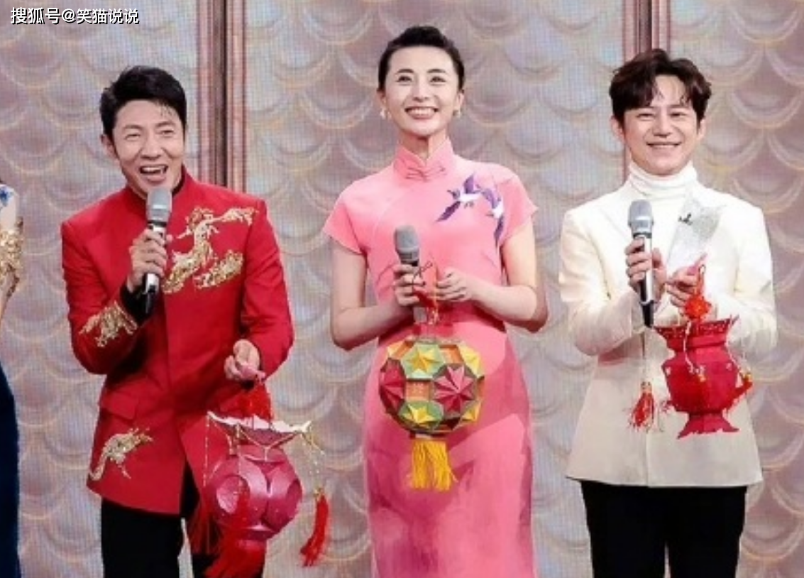 央视元宵主持合照:何炅撒贝宁同台让网友圆满,任鲁豫身高好出挑