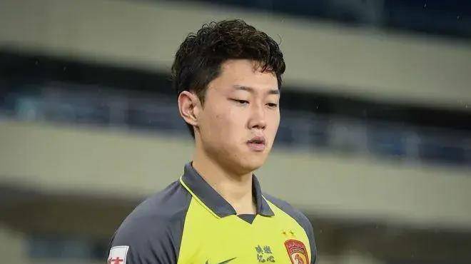 现代型的后卫球员-高准翼_的足球_青训_比赛