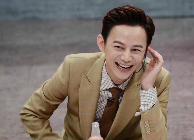 何炅携绯闻女友王菁外出,二人穿情侣装cp感十足,同出同入超亲密_好友