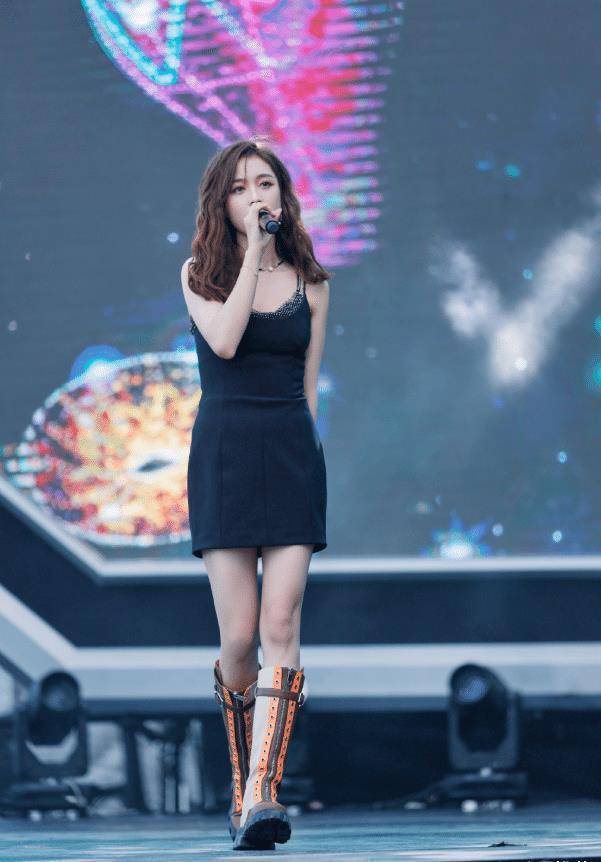 吴宣仪也对"毒汁靴"下手了,看她秀出来的腿型,怕是直男心头最爱_look