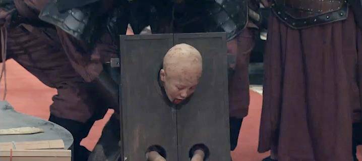 后,吕后便把戚夫人押至永巷,拔去她的长发,脱去她的华服,让她带上刑具