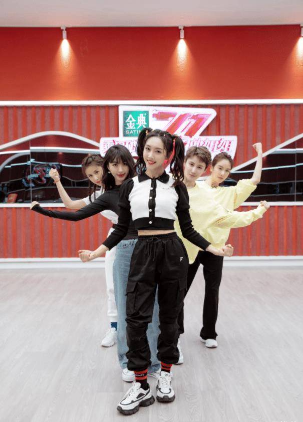 不愧是肖战的"最美师姐",看宣璐穿上缠绕鞋,一般人比不上_时尚_look