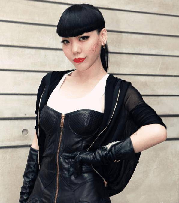 吴莫愁被曝街头演出,卖力表演反响平平,与昔日辉煌形成明显反差_观众