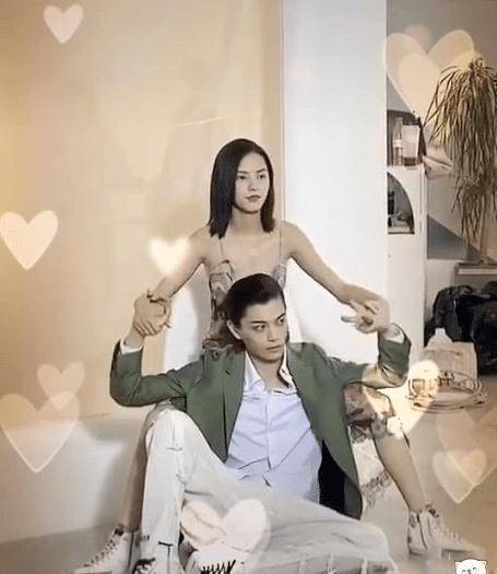 张予曦穿吊带跟丁禹兮拍情侣杂志,现场氛围过于暧昧,男生的表现太真实