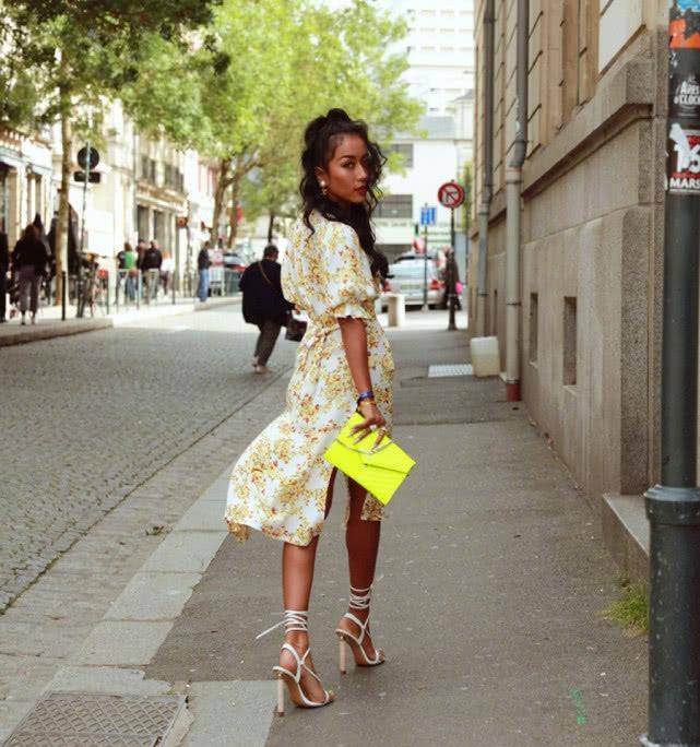 吉克隽逸时尚街拍,碎花裙 绑带高跟鞋,果然美丽跟肤色无关啊!