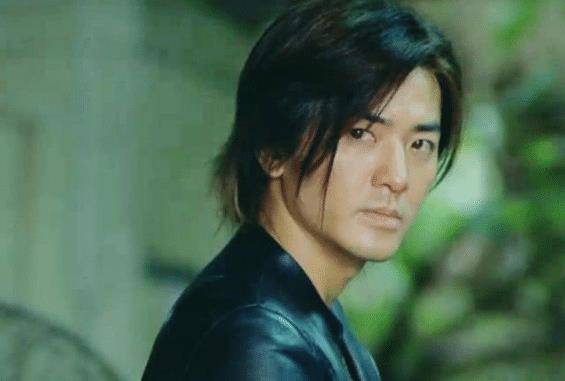 撞脸黄家驹,和陈小春是对手,遭郑伊健打压,年过50靠挣钱捞金_朱永棠