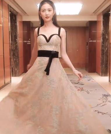 镜头拉远后看到陈钰琪当天的礼服全景,整体是珍珠白,带着一些很淡然的