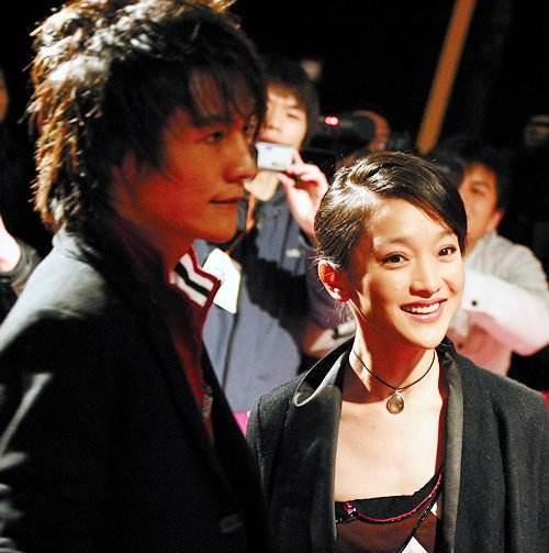 贾宏声坐在电视机前,发现自己送给周迅的衣服,竟然穿在了朴树的身上.