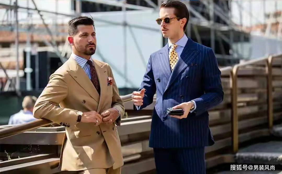 那么,如何在春日里将双排扣西装搭配得既风尚又充满绅士魅力呢?
