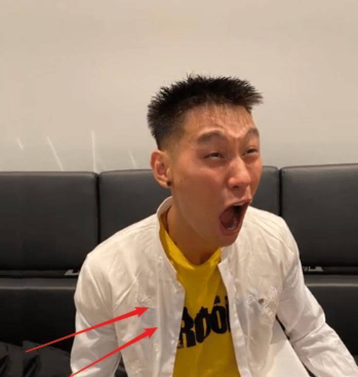 邓伦的表情包上也是穿着黄色的时尚衣,外面也是白色的衬衣.